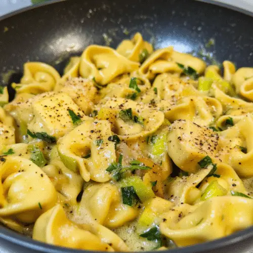 Blitz-Tortellini in cremiger Lauchsauce