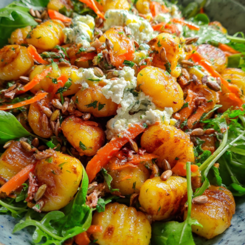 Knuspriger Gnocchi-Salat mit Hüttenkäse