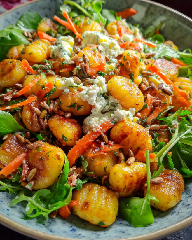 Knuspriger Gnocchi-Salat mit Hüttenkäse