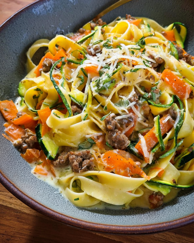 Bandnudeln mit Gemüse und Hackfleisch