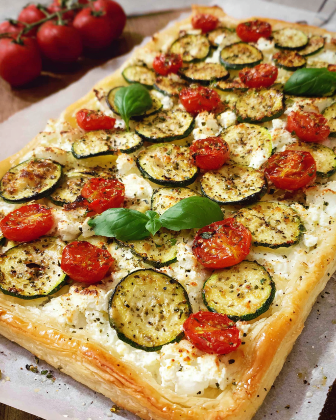 Knusprige Blätterteigpizza mit Gemüse