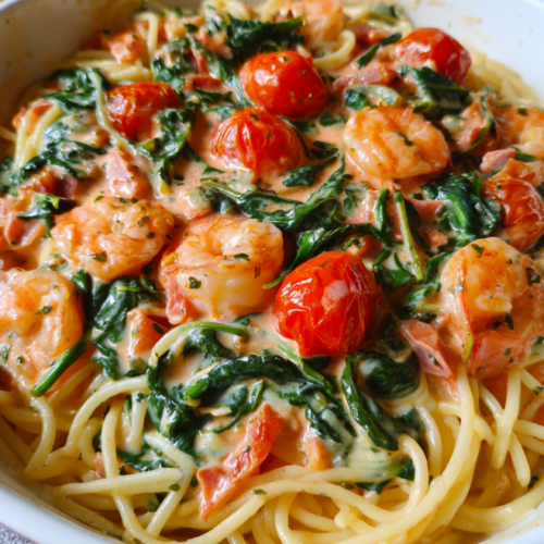 Nudeln mit Garnelen und Spinat in cremiger Tomaten-Sahne-Soße