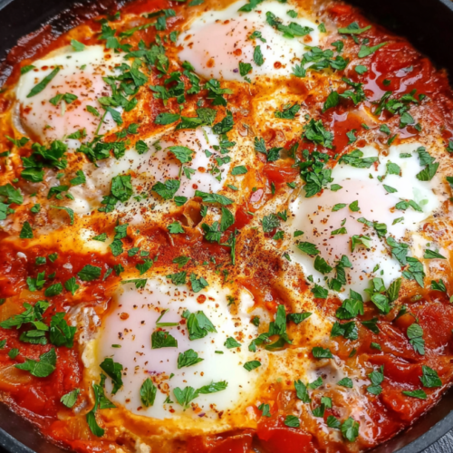 Würzige Shakshuka mit Eiern