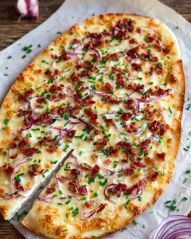 Knuspriger Flammkuchen klassisch
