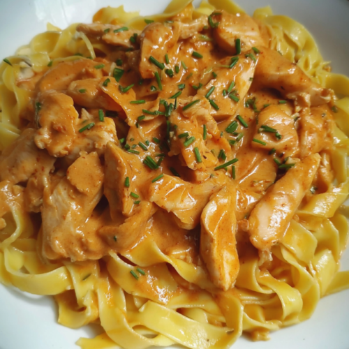 Cremiges Hähnchenragout mit Bandnudeln