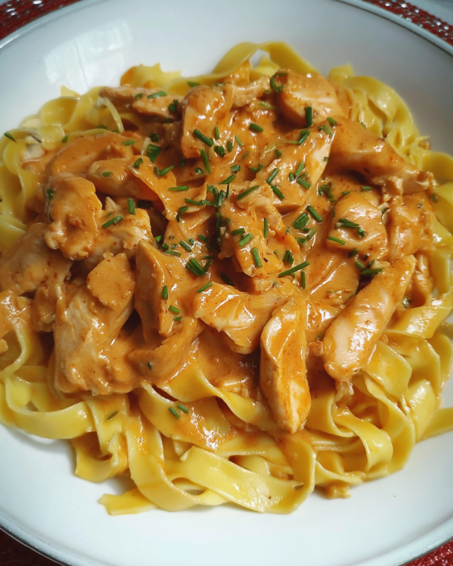 Cremiges Hähnchenragout mit Bandnudeln