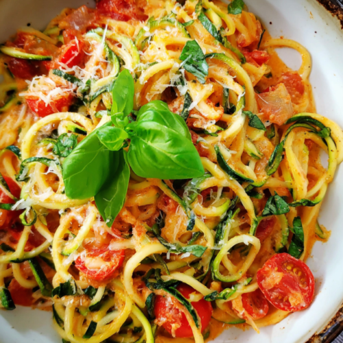 Zucchini-Spaghetti in cremiger Sauce