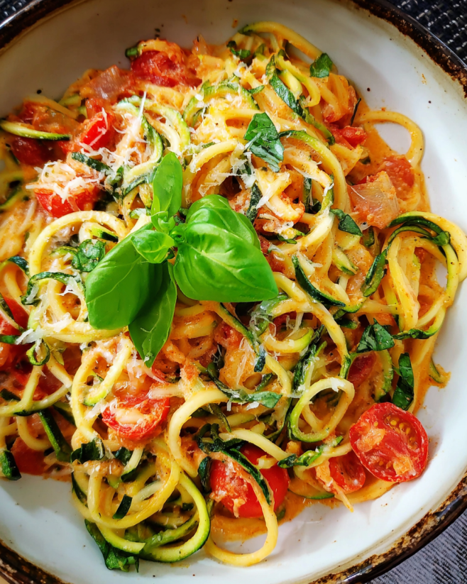 Zucchini-Spaghetti in cremiger Sauce
