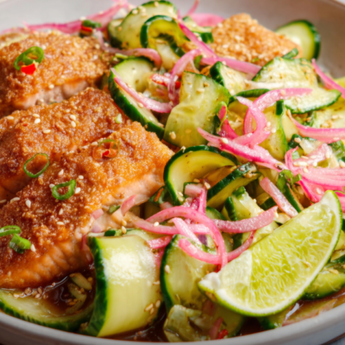 Knuspriger Sesam-Lachs mit Gurkensalat