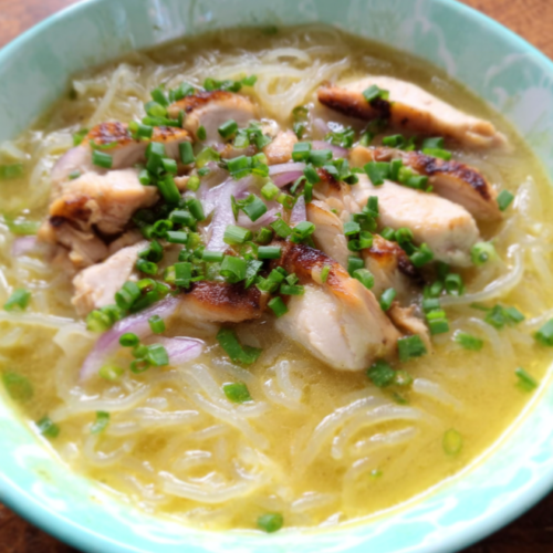 Herzhaft-warme Zwiebelsuppe mit Hähnchen