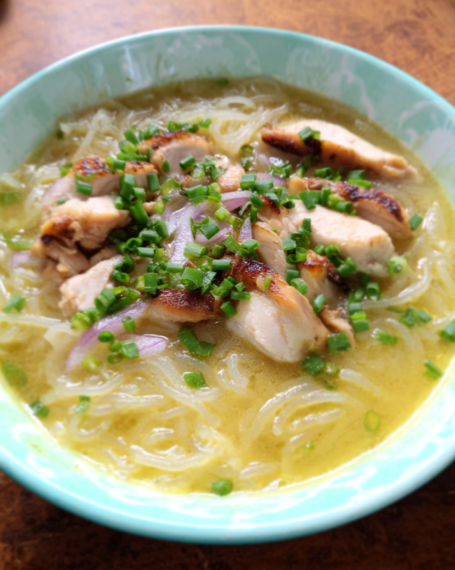 Herzhaft-warme Zwiebelsuppe mit Hähnchen