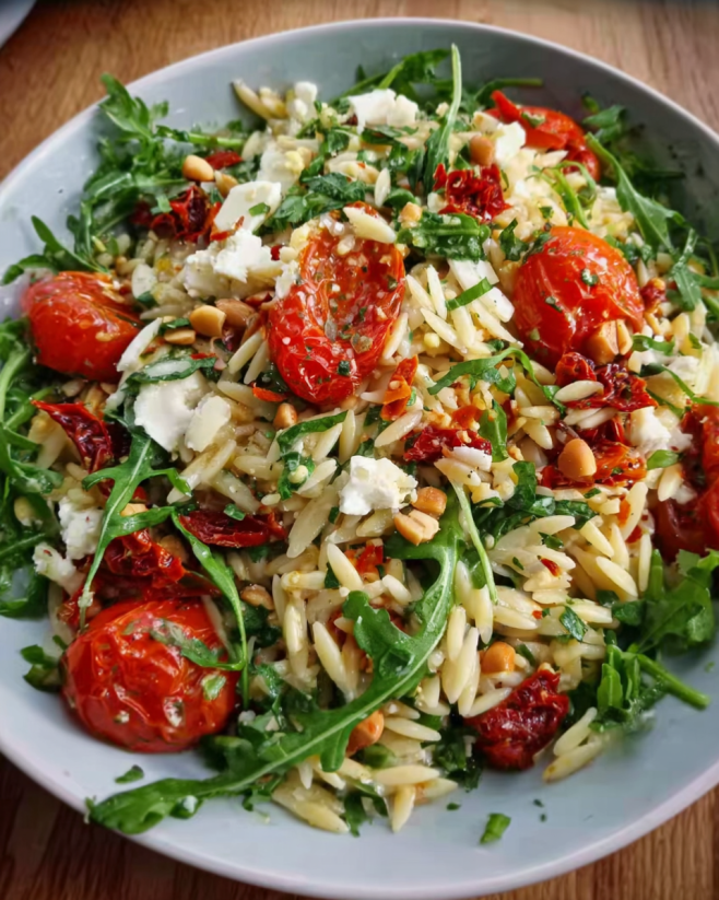Frische Orzo-Salat mit Rucola