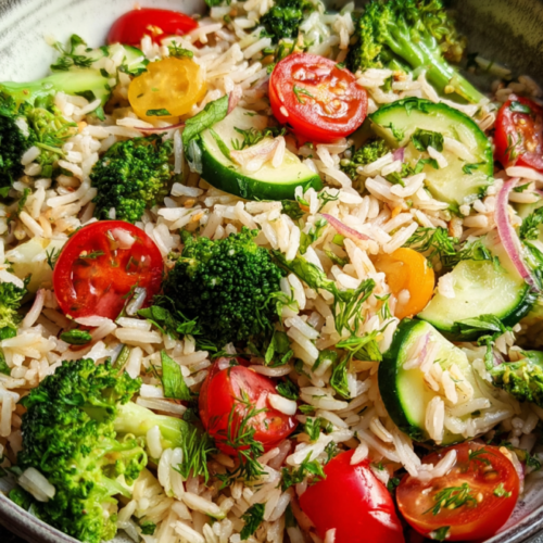 Frischer Reissalat mit Brokkoli