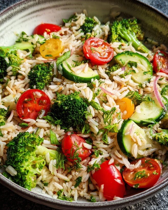 Frischer Reissalat mit Brokkoli
