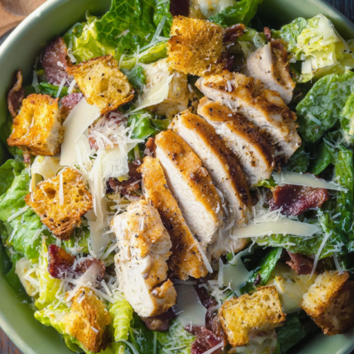 Knackiger Caesar Salat mit Hähnchen