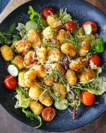 Knusprige Parmesangnocchi mit Salat