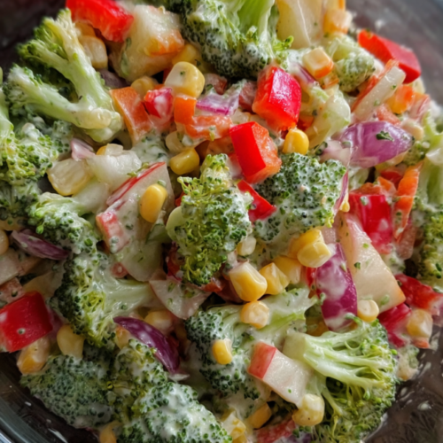Frischer Brokkolisalat mit Apfel, Paprika, Mais & cremigem Joghurt-Dressing. Leicht, knackig & perfekt für den Sommer!