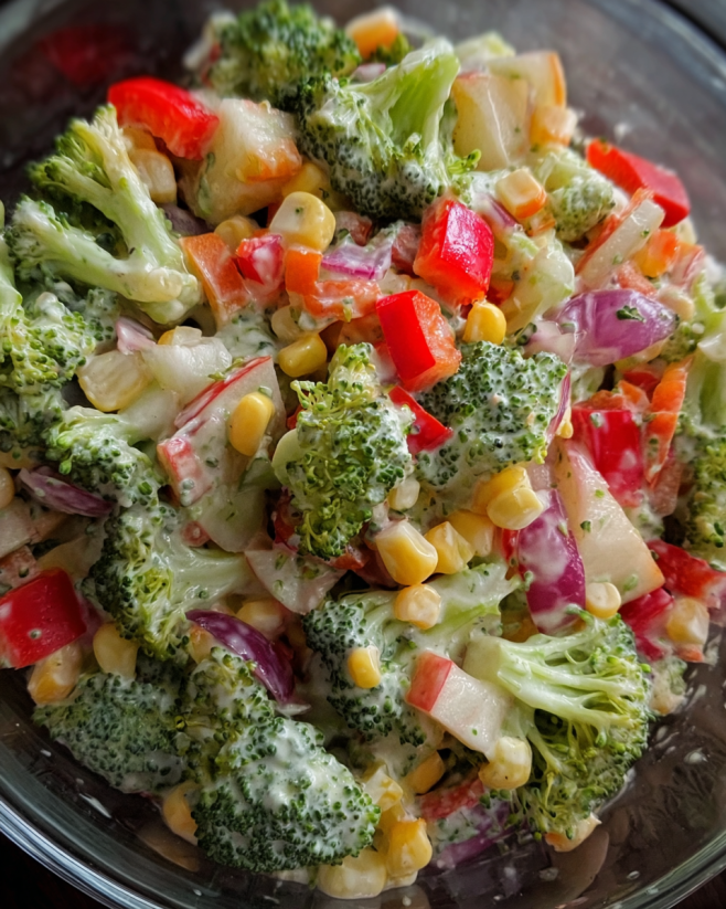 Frischer Brokkolisalat mit Apfel, Paprika, Mais & cremigem Joghurt-Dressing. Leicht, knackig & perfekt für den Sommer!