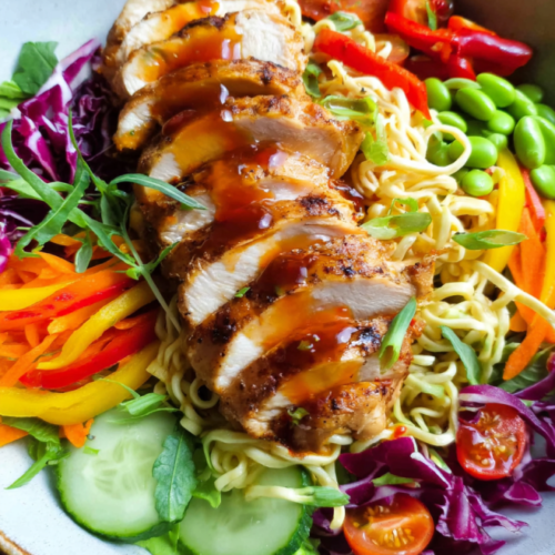 Süßes Chili-Hähnchen mit Salat