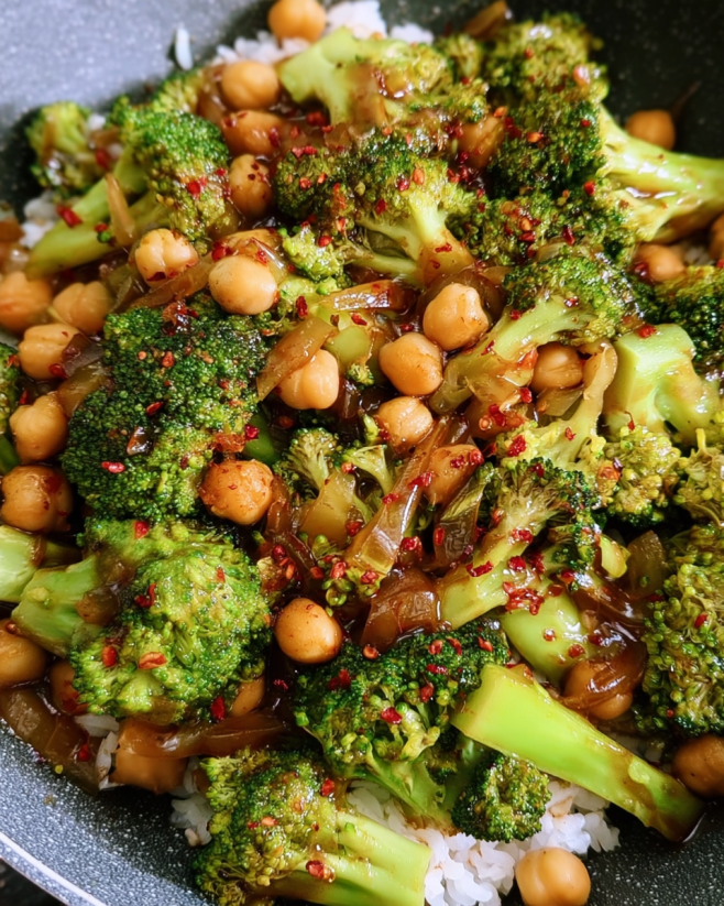 Aromatische Brokkoli-Kichererbsen-Pfanne