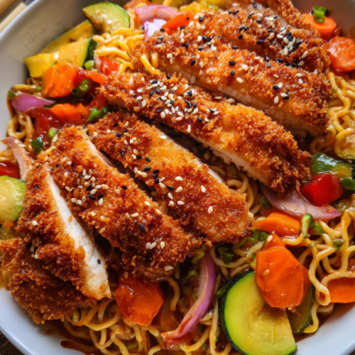 Knuspriges Hähnchen mit Gemüsenudeln