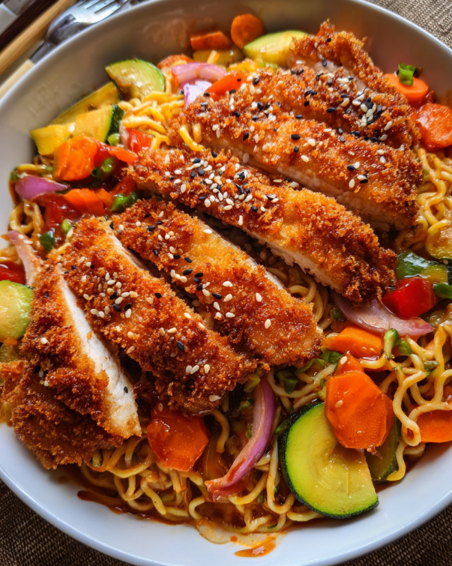 Knuspriges Hähnchen mit Gemüsenudeln