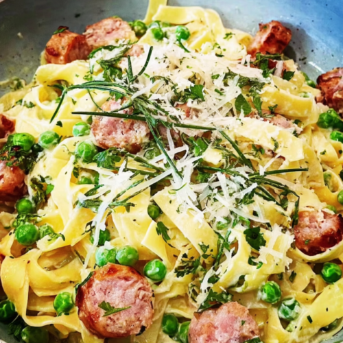 Tagliatelle mit Salsiccia und Erbsen