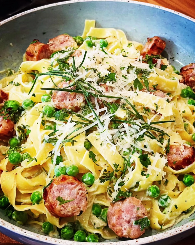 Tagliatelle mit Salsiccia und Erbsen