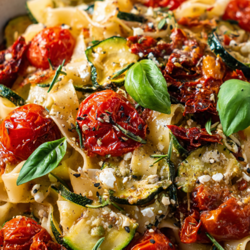 Pasta mit Zucchini und Tomaten