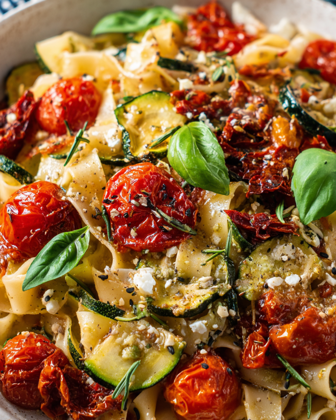 Pasta mit Zucchini und Tomaten