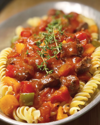 Fusilli mit Gulaschsoße