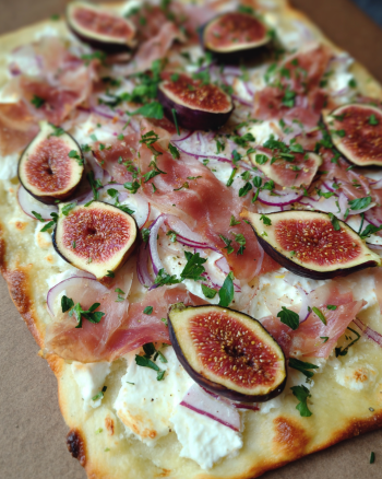 Knuspriger Flammkuchen mit Feigen