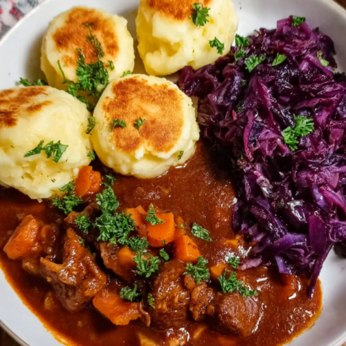 Veganes Gulasch mit Klößen & Rotkohl
