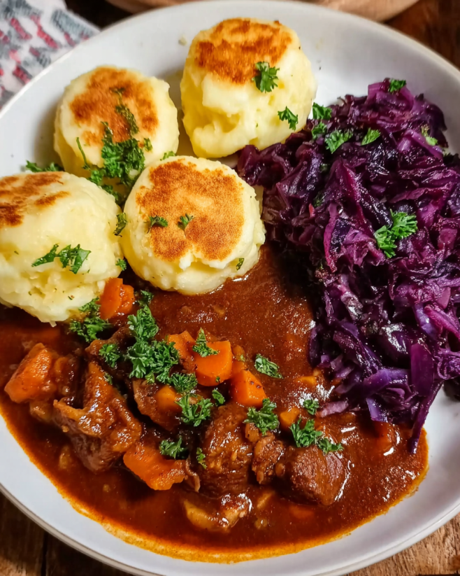 Veganes Gulasch mit Klößen & Rotkohl