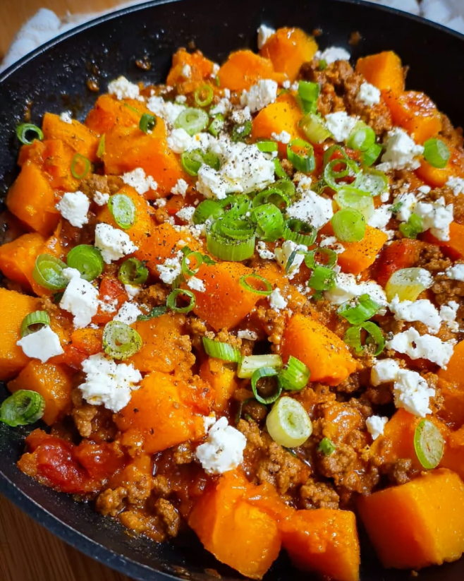 Würzige Kürbis-Hackfleisch-Pfanne mit Feta