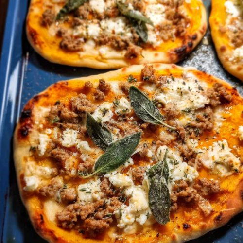 Herbstliche Naan-Pizza mit Kürbis