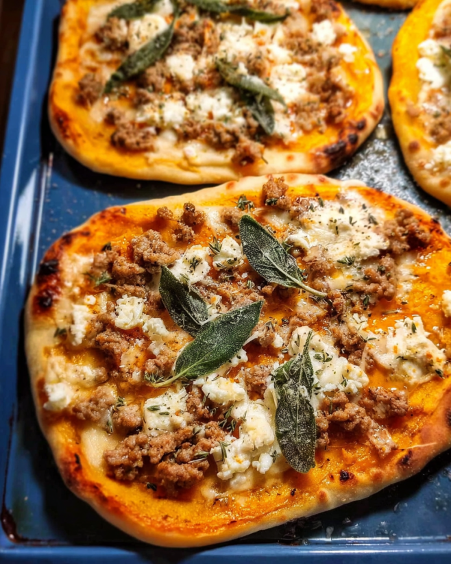 Herbstliche Naan-Pizza mit Kürbis