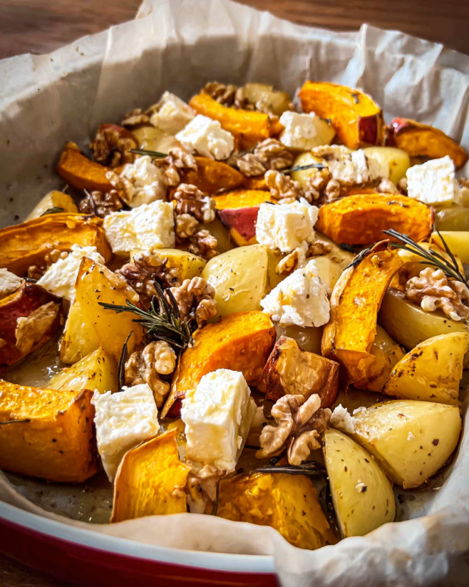 Ofenkürbis mit Kartoffeln und Feta