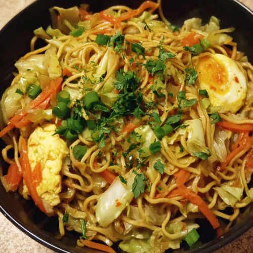 Asiatische Bratnudeln mit Spitzkohl