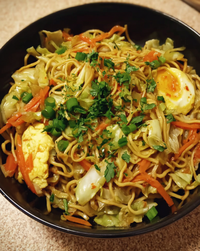 Asiatische Bratnudeln mit Spitzkohl