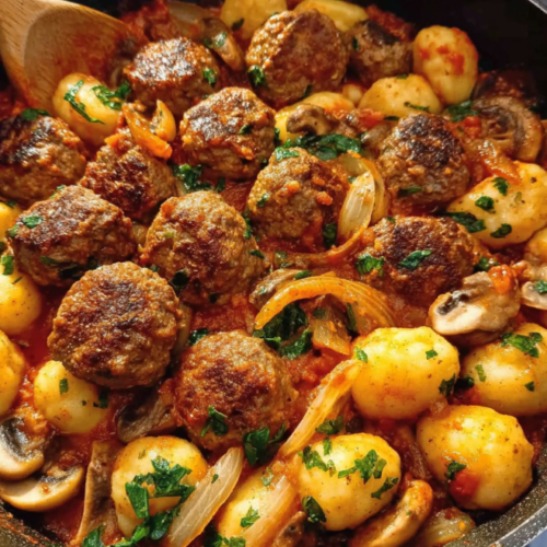 Herzhafte Hackbällchen-Gnocchi-Pfanne mit Pilzen