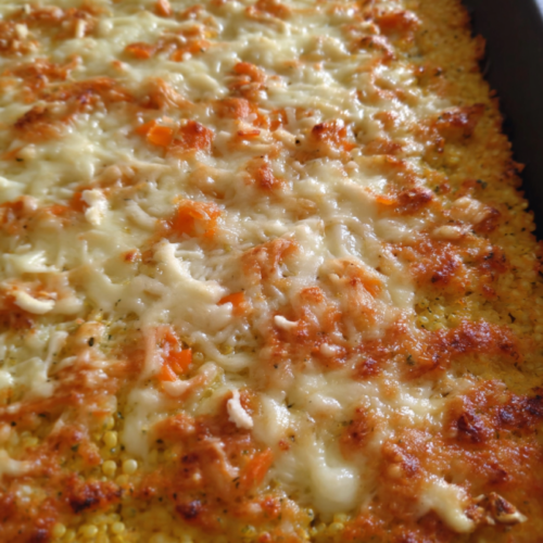 Knusprige Hirsepizza mit Käse