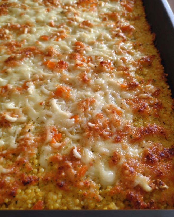 Knusprige Hirsepizza mit Käse