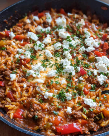 Würzige Kritharaki-Hackfleisch-Pfanne mit Feta