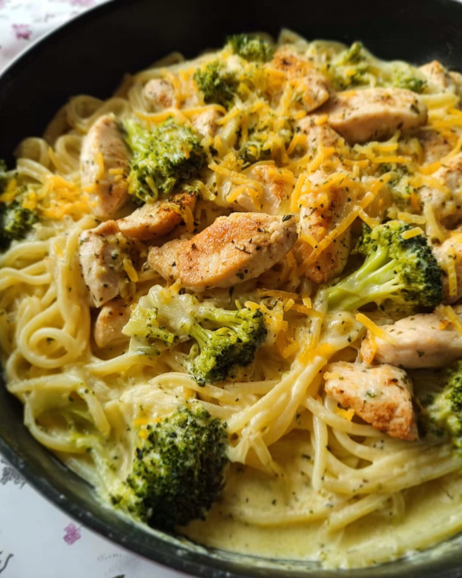 Cremige Brokkoli Cheddar Pasta