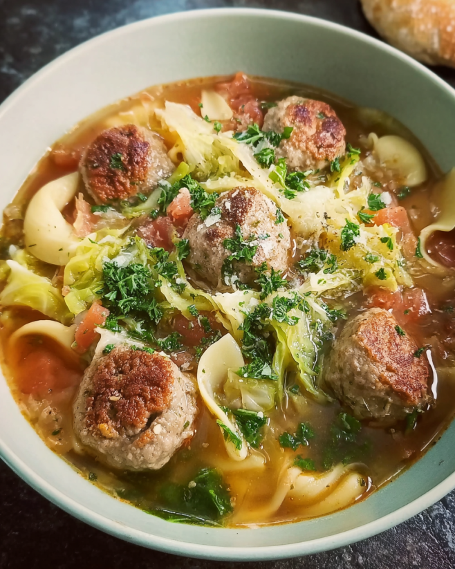 Wirsing-Nudelsuppe mit Hackbällchen