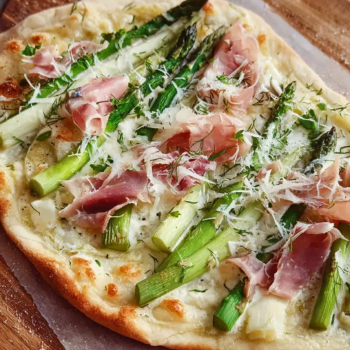 Knuspriger Spargel Flammkuchen Genuss