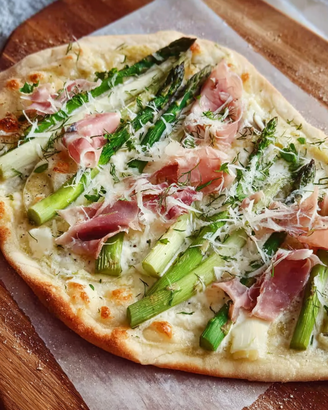 Knuspriger Spargel Flammkuchen Genuss